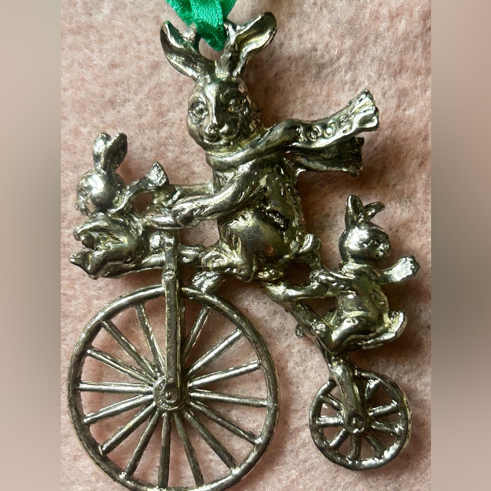 2005 BUNNY Arthur Court Rabbit-Pewter Ornament - Picture 3 of 5